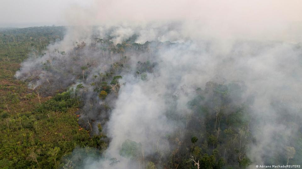 Uma vista de drone mostra a fumaça saindo da vegetação queimada na floresta amazônica.