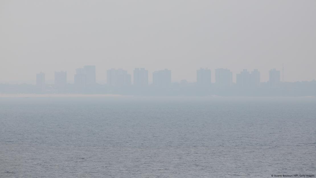 Fumaça gerada pelas queimadas encobre o Rio Negro e Manaus, ao fundo