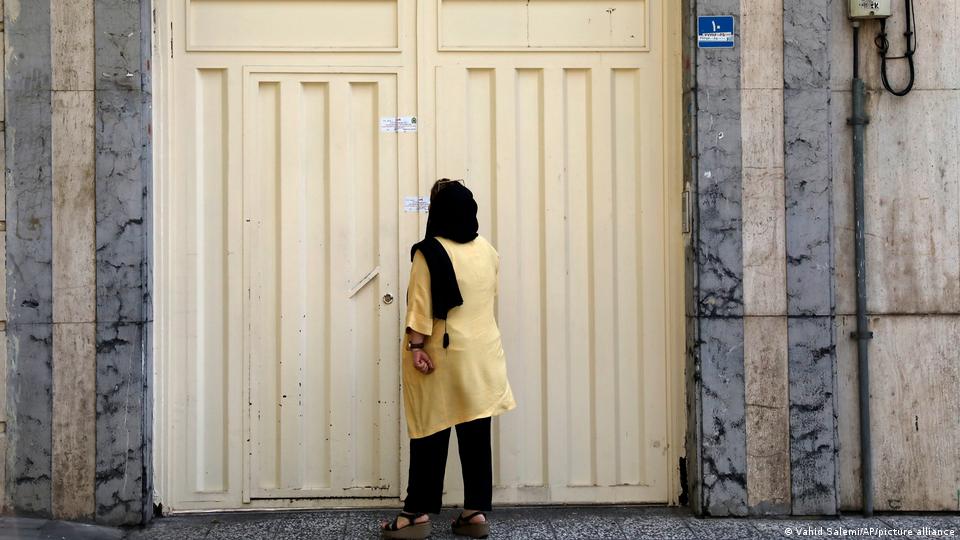 موسسه آموزش زبان آلمانی DSIT در تهران، روز ۳۰ مرداد با یورش ماموران انتظامی تعطیل و پلمب شد موسسه آموزش زبان آلمانی DSIT در تهران، روز ۳۰ مرداد با یورش ماموران انتظامی تعطیل و پلمب شد