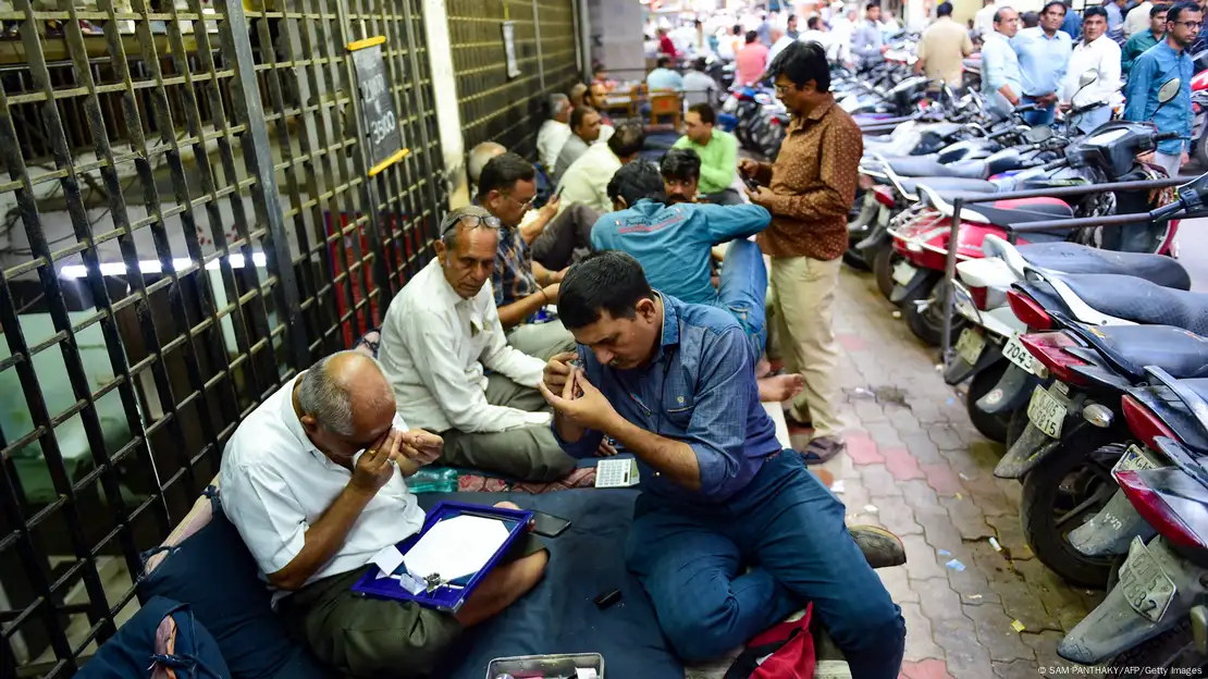 Comerciantes de diamantes reunidos no mercado principal de Surat, na Índia. 