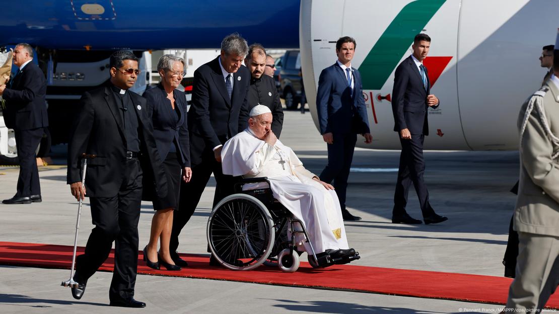 El papa Francisco en una silla de ruedas antes de subir al avión papal.