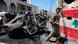 Auto destrozado en la calle. Auto destrozado en la calle.
