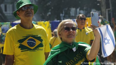 Apoiadores de Jair Bolsonaro durante evento na orla de Copacabana Apoiadores de Jair Bolsonaro durante evento na orla de Copacabana