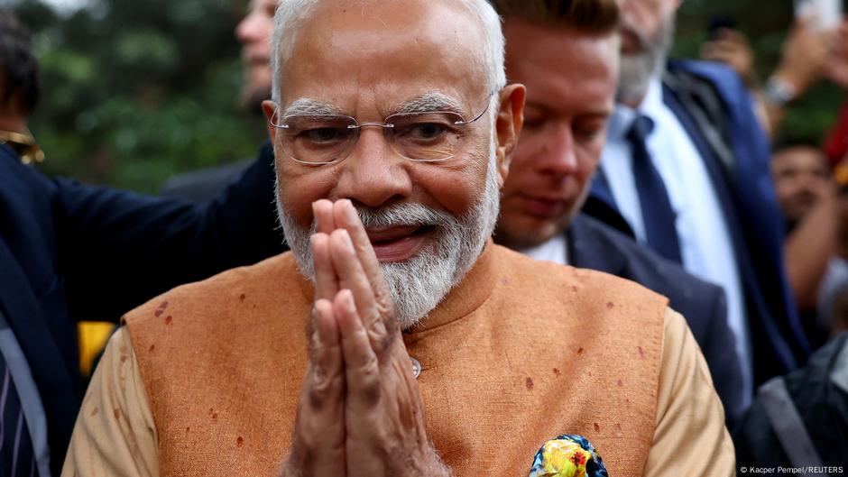 Narendra Modi, premijer Indije, pripada kasti Mod Ganči, koja se smatra socio-ekonomski ugroženom, ali nije na samom dnu hijerarhije. To je važan deo njegovog političkog identiteta, jer se predstavlja kao lider iz „naroda”, a ne iz tradicionalnih elita.