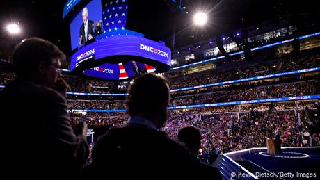 Der frühere US-Präsident Bill Clinton spricht in Chicago vor den mehr als 4500 Delegierten des Parteitags der Demokraten.