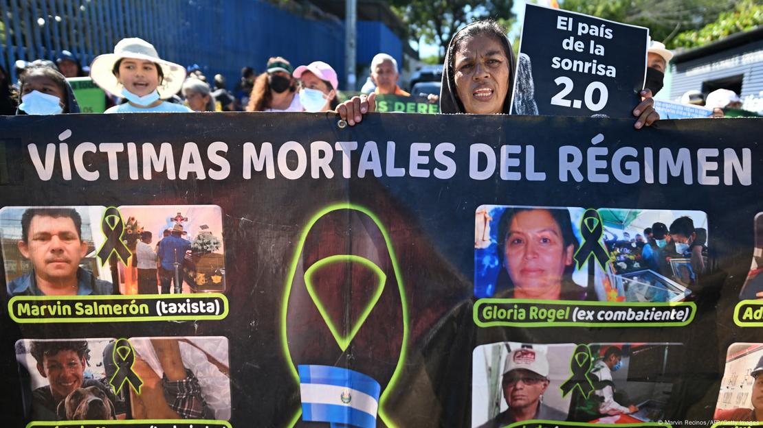 Protesto de parentes de pessoas presas durante o governo de Bukele em El Salvador