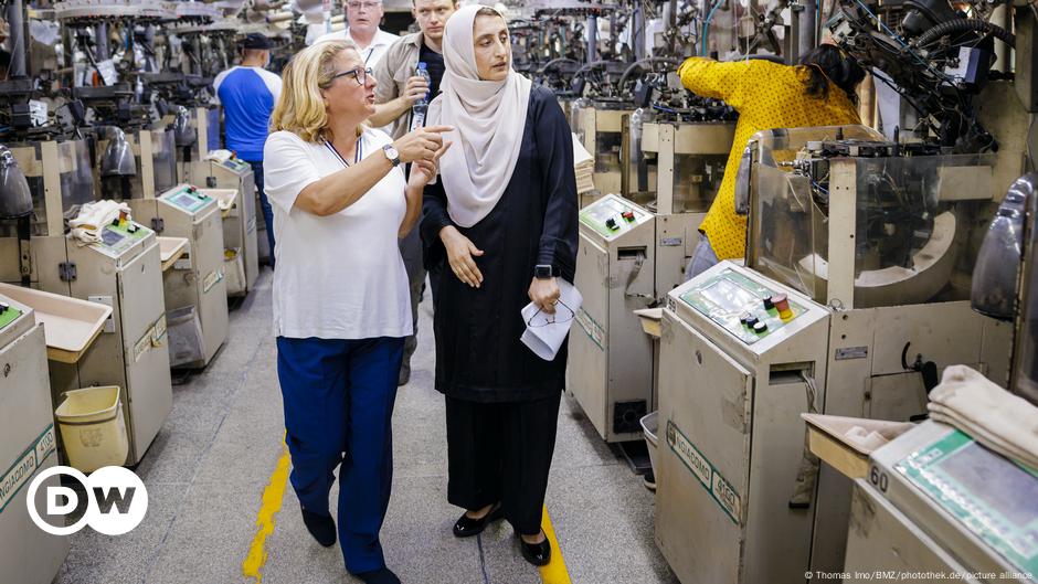 Deutsches Gesetz hat Arbeitsbedingungen im Ausland verbessert, sagt Minister – DW – 23.08.2024