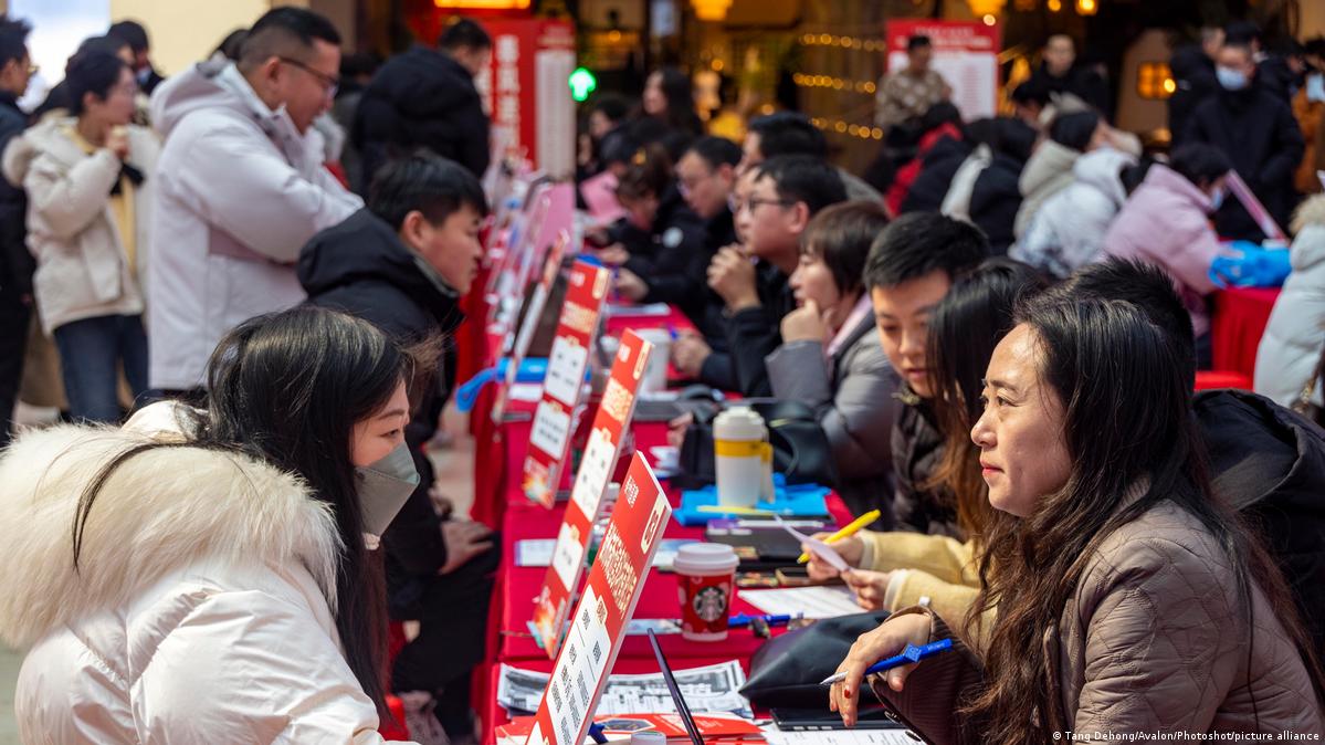 中国青年失业率居高不下，2023年曾攀升到21%以上。