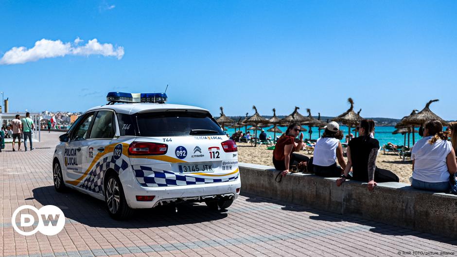 Ein Taxifahrer auf Mallorca wirft der deutschen Polizei brutale Übergriffe vor – DW – 23.08.2024