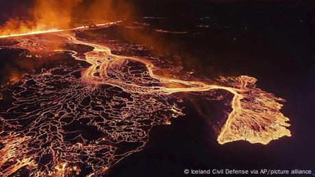 Auf der Reykjanes-Halbinsel strömt Lava aus einem vier Kilometer langen Erdriss.