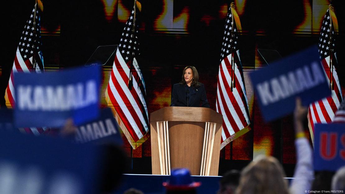 US-Präsidentschaftskandidatin Kamala Harris redet vor jubelnden Anhängern auf der Parteitagsbühne beim Nominierungskongress der US-Demokraten