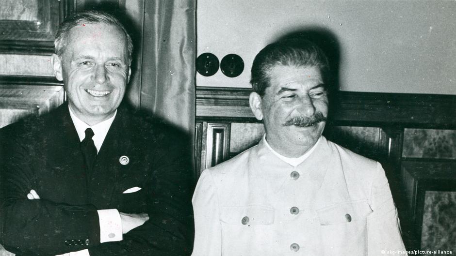 Avgusta 1939. je šef diplomatije Trećeg Rajha Ribentrop sa Staljinom u Moskvi potpisao dogovor koji je značio pripajanje Moldavije Sovjetskom Savezu