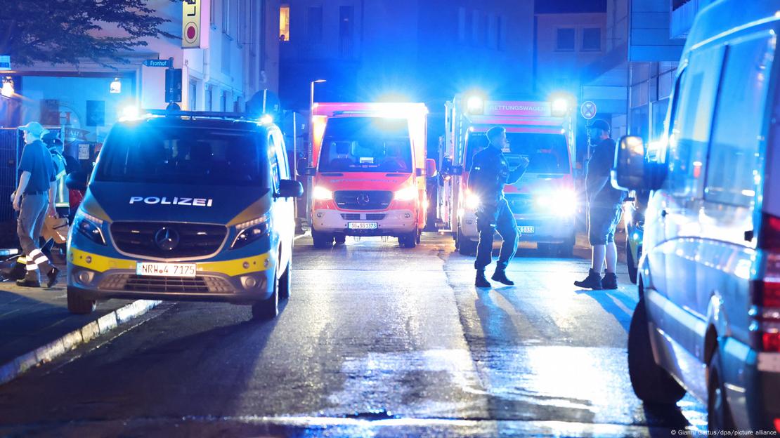 Polícia patrulha ruas da cidade de Solinger, na Alemanha. 