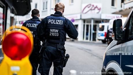 Das Bild zeigt Einsatzkräfte der Polizei im Bundesland Nordrhein-Westfalen nach einem tödlichen Anschlag in Solingen.