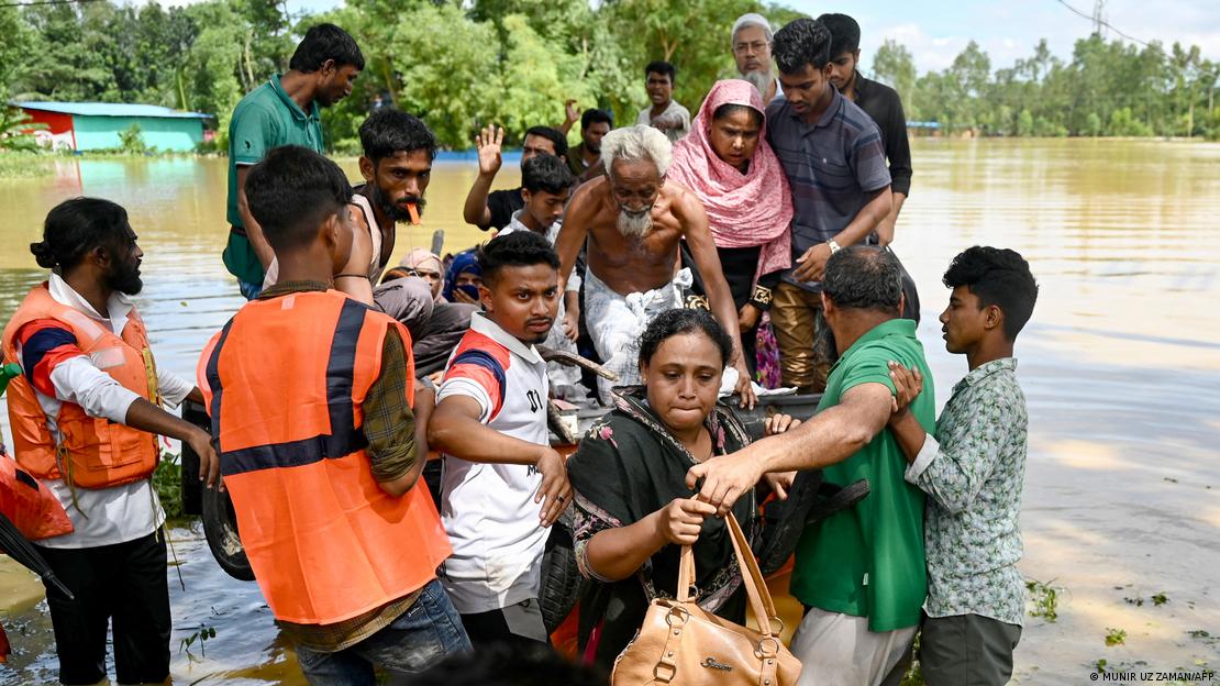 ফেনীতে বন্যার্তদের উদ্ধারকাজ চলছে