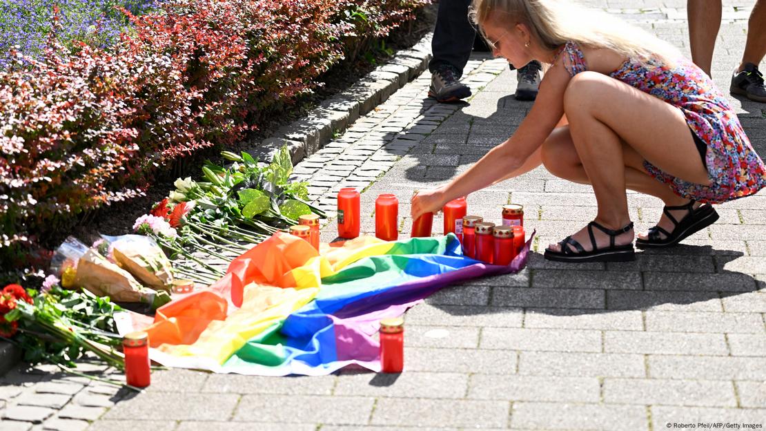 Mulher acende vela em homenagem de rua por assassinato em Solingen, Alemanha