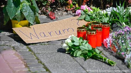 Nach dem Messerangriff in Solingen haben viele Menschen Blumen am Tatort niedergelegt.