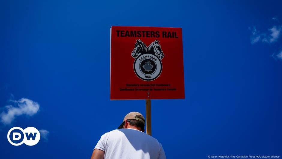 Canadian train workers ordered to end strike – DW – 08/25/2024