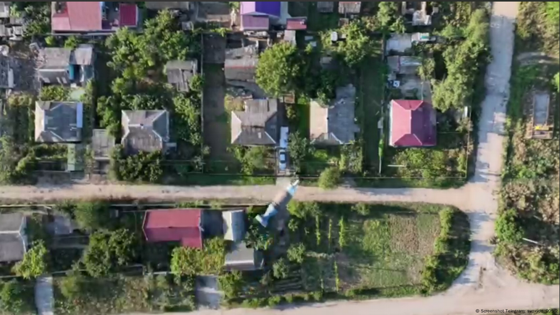 Bomba soltada por drone cai sobre área residencial em Berislav, na Ucrânia