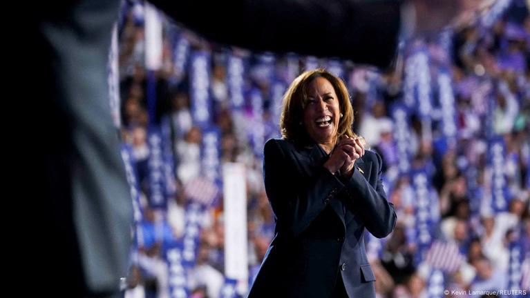 Harris sammelt eine halbe Milliarde Dollar DW 25.08.2024