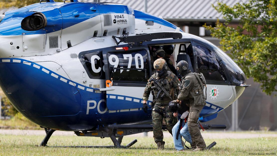 Deutschland, Karlsruhe | Überstellung des Tatverdächtigen der Solinger Messerattacke (25.08.2024)