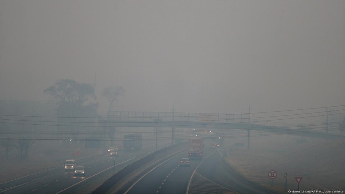 Estrada vista sob uma densa fumaça 