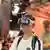 Asistente a la Gamescom explora las posibilidades de la realidad virtual, campo que aún es una promesa abierta para los "gamers".