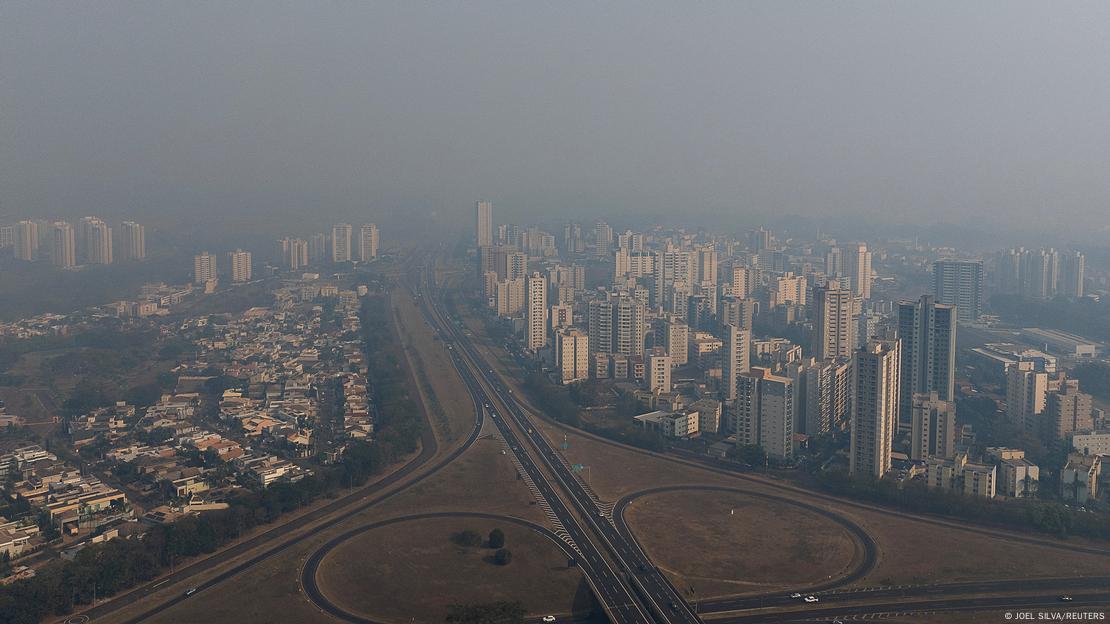 Vista aérea da cidade de Ribeirão Preto encoberta pela fumaça 