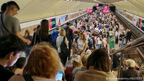 Menschen suchen Schutz nach landesweitem Luftalarm in einer Metro Station 