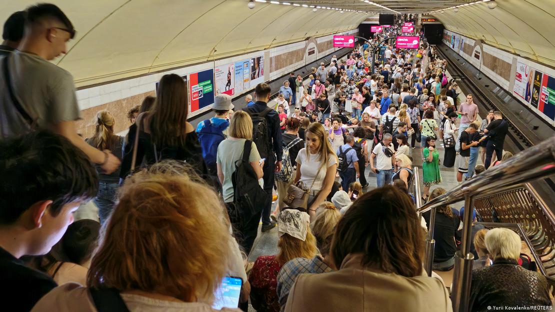 Multidão lota estação de metrô em Kiev em busca de proteção durante ataques russos