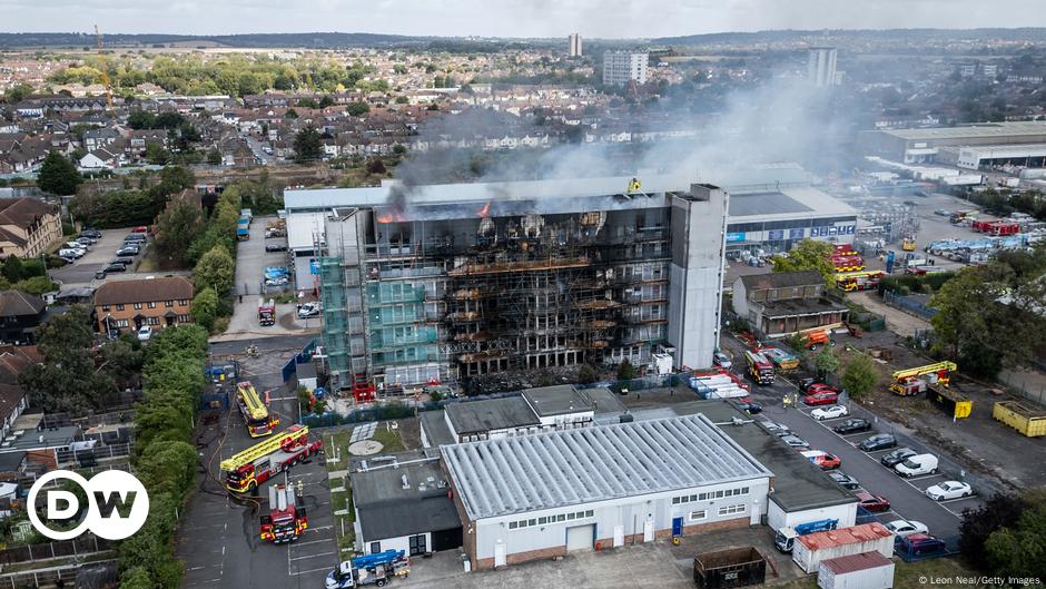 London apartment fire forces 100 residents to evacuate