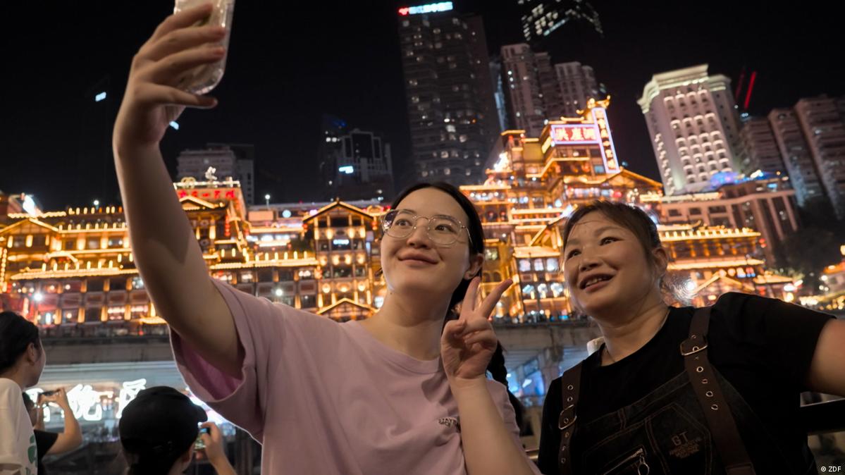 重庆夜景频频成为居民和游客拍照的背景，也在TikTok上成为不少短片主题，逐渐为外国网友熟悉