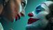 Joker- Filmstill: Nahaufnahme von zwei Menschen mit Blutspritzern auf ihrer Clownsschminke, die sich tief in die Augen schauen. Joker- Filmstill: Nahaufnahme von zwei Menschen mit Blutspritzern auf ihrer Clownsschminke, die sich tief in die Augen schauen.