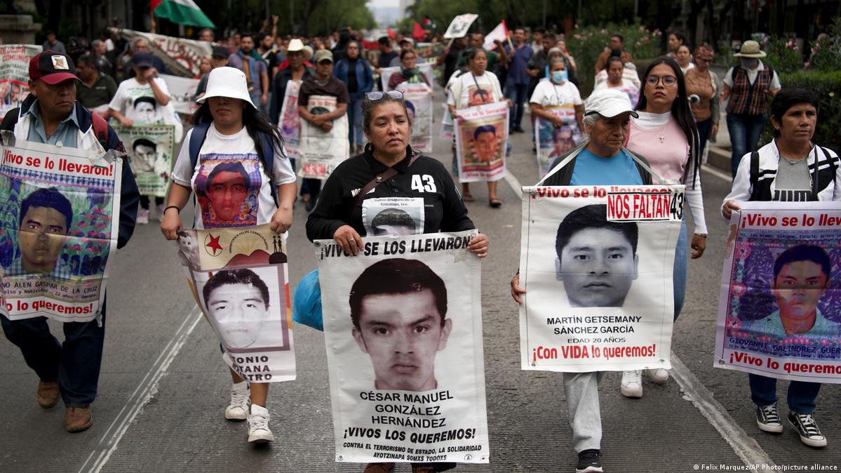 Familias de Ayotzinapa acusan a AMLO de encubrir la verdad