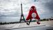 Phryge, a mascote dos Jogos Paralímpicos de Paris 2024, em frente à Torre Eiffel Phryge, a mascote dos Jogos Paralímpicos de Paris 2024, em frente à Torre Eiffel