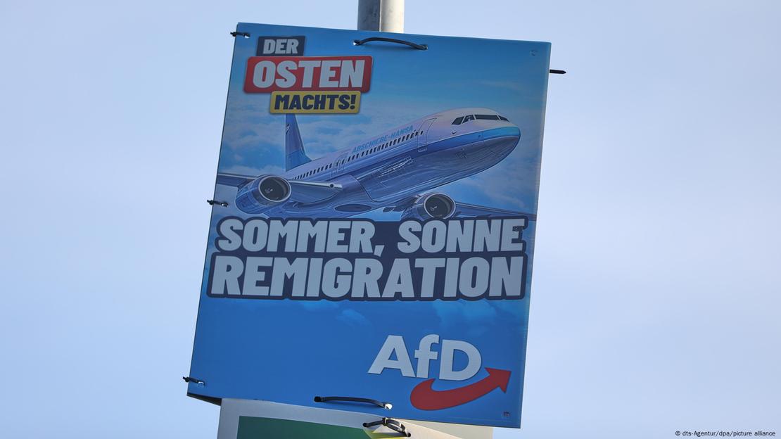 Wahlplakate zur Landtagswahl: AfD-Wahlplakat mit der Aufschrift "Der Osten machst - Sommer, Sonne, Remigration"; auf dem Flugzeug steht in kleiner Schrift "Abschiebe-Hansa"