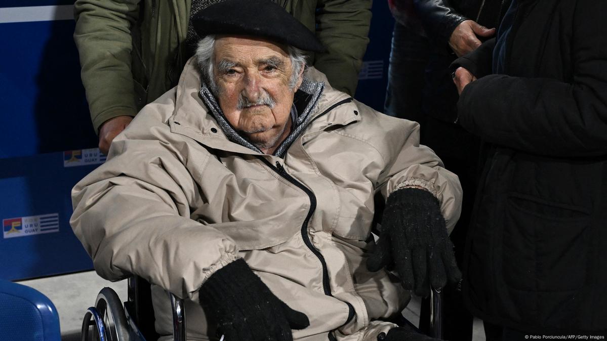 José Mujica en silla de ruedas.