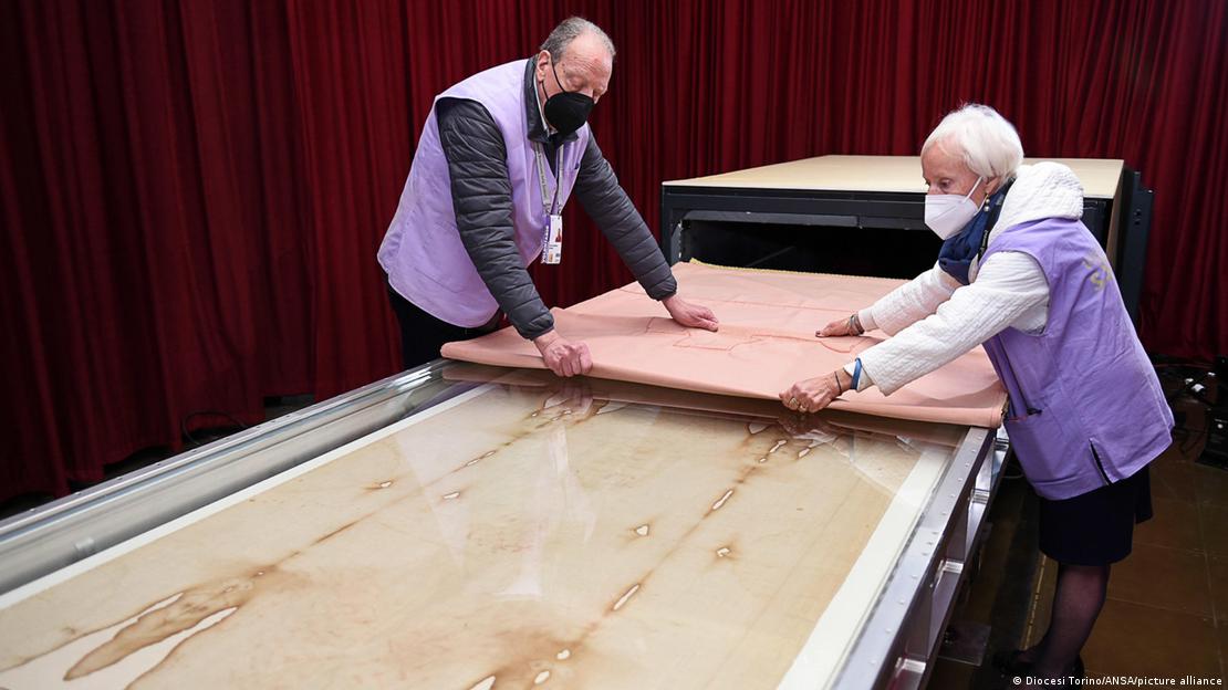 El investigador brasileño Cícero Moraes cuestionó el origen del misterioso lienzo mediante técnicas de modelado 3D. En la foto, el Sudario de Turín durante su exposición en una liturgia especial en la Catedral de Turín en abril de 2021.