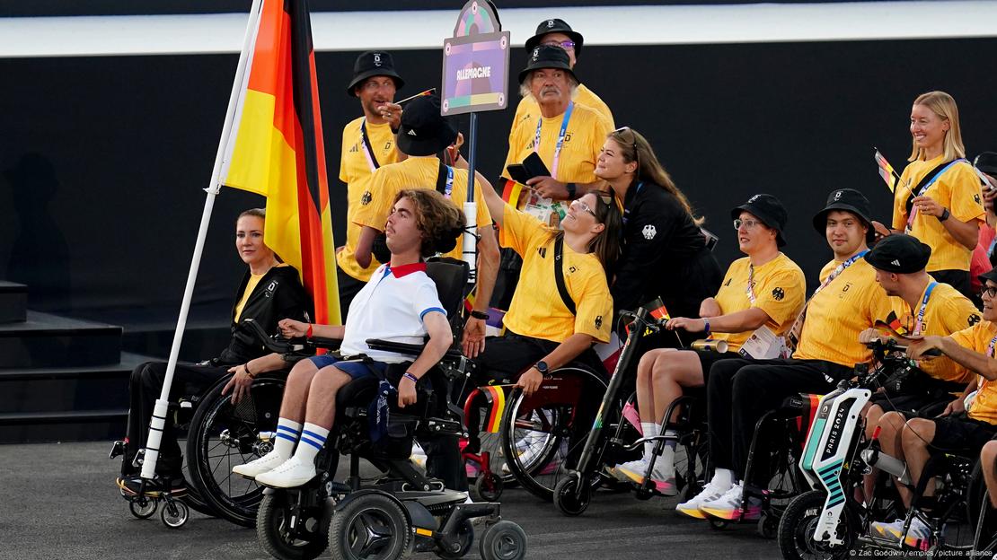 Los abanderados de Alemania Edina Mueller y Martin Schulz durante la ceremonia de apertura de los Juegos Olímpicos de París 2024 en la Place de la Concorde. 