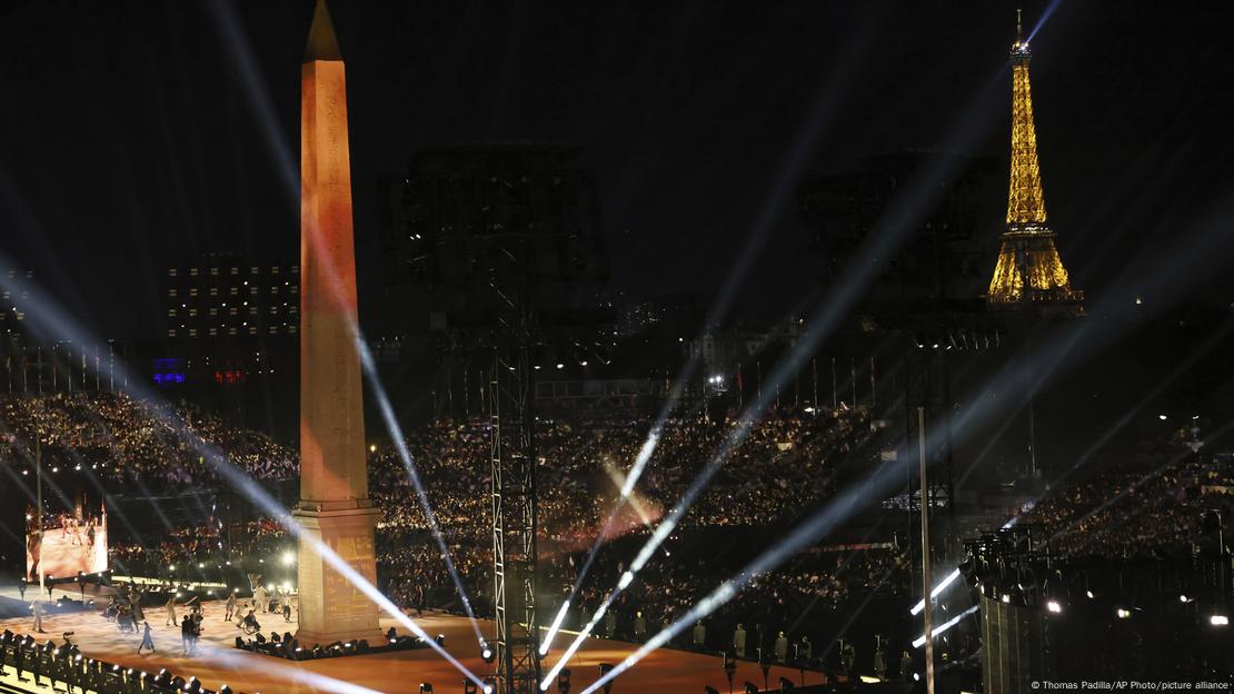 El Obelisco de la plaza de La Concorde y la Torre Eiffel se iluminan durante la Ceremonia de Apertura de los Juegos Paralímpicos de 2024.