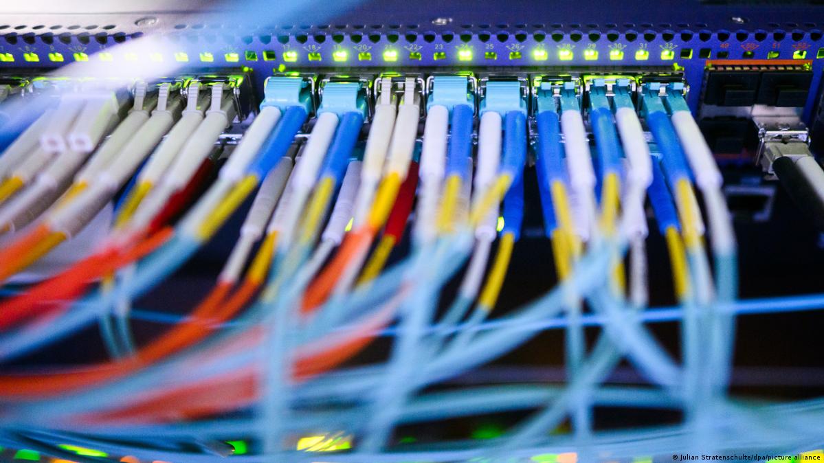 PHP boşluqları hökumət portallarına, kiçik bizneslərə və məxfi verilənlər bazalarına hücum üçün istifadə edilə bilər Şəkil: Julian Stratenschulte/dpa/picture alliance