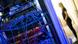 Serverschrank mit Kabeln - im Hintergrund eine Frau. Die Verwaltung wird immer digitaler. In Schleswig Holstein setzt man dabei auf Open-Source-Lösungen anstatt auf die Angebote der US-Konzerne Serverschrank mit Kabeln - im Hintergrund eine Frau. Die Verwaltung wird immer digitaler. In Schleswig Holstein setzt man dabei auf Open-Source-Lösungen anstatt auf die Angebote der US-Konzerne