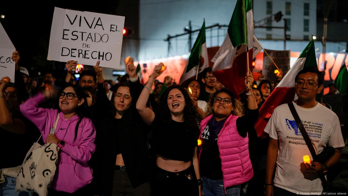 "Viva el Estado de Derecho", se lee en la pancarta de un manifestante contra la reforma judicial.