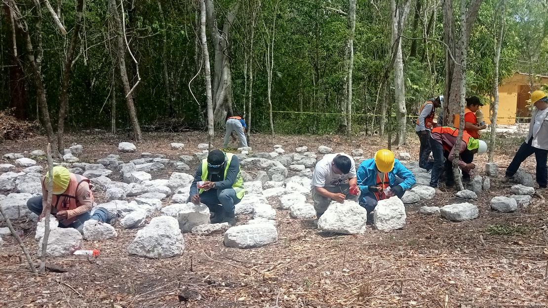 La reubicación cuidadosa de los monumentos mayas asegura la preservación de su legado ancestral.