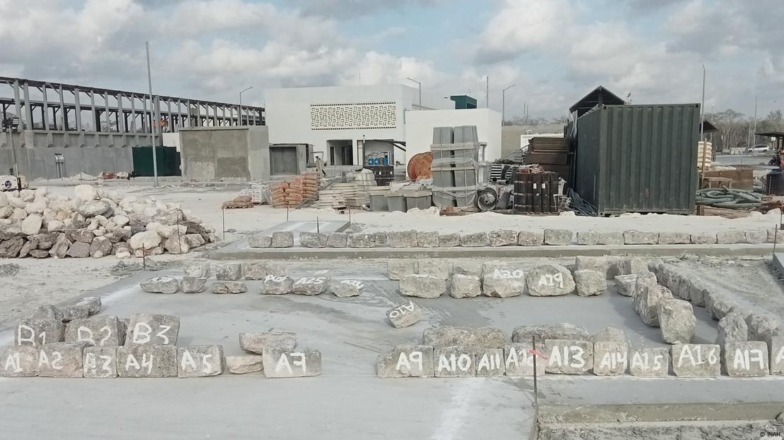 Los arqueólogos del INAH reubicaron cuidadosamente el templo dedicado a Ah Puch para proteger este invaluable hallazgo.