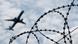 Symbolbild Abschiebung: Flugzeug hinter NATO-Draht Symbolbild Abschiebung: Flugzeug hinter NATO-Draht