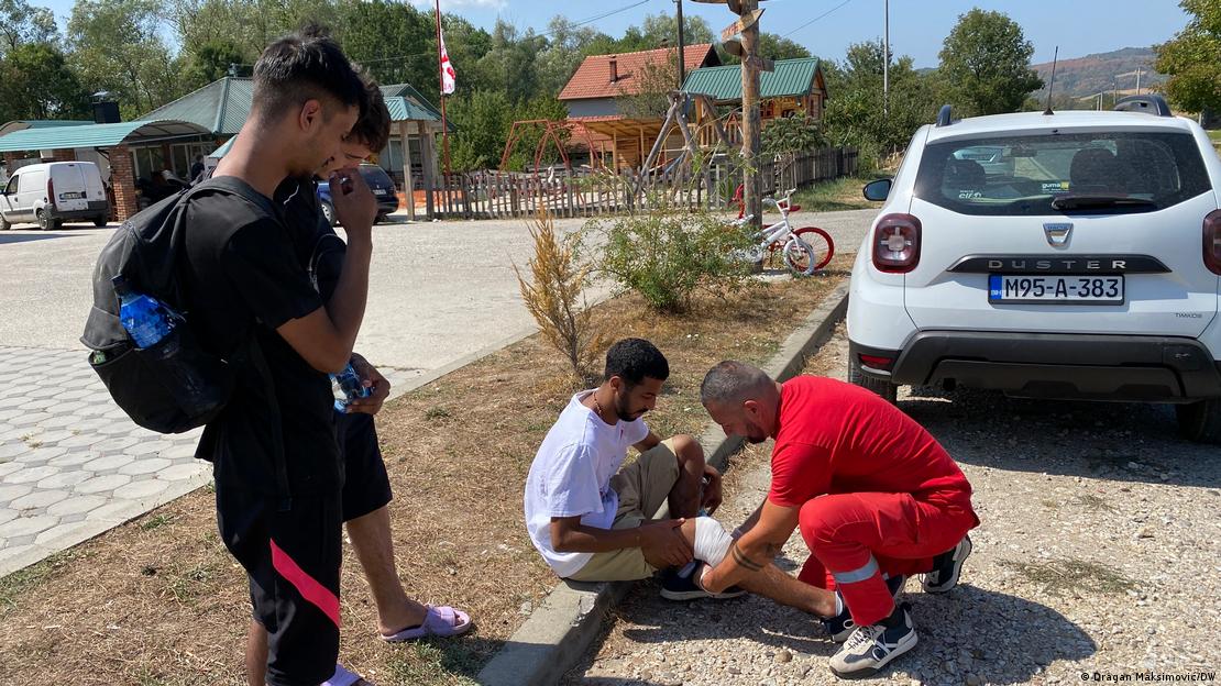 Ekipa Crvenog krsta bukazuje pomoć povrijeđenim migrantima