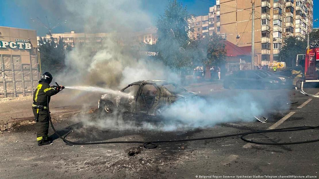 Un bombero apaga el fuego de un vehículo en llamas tras un ataque ucraniano en Bélgorod, Rusia. (Imagen de archivo).