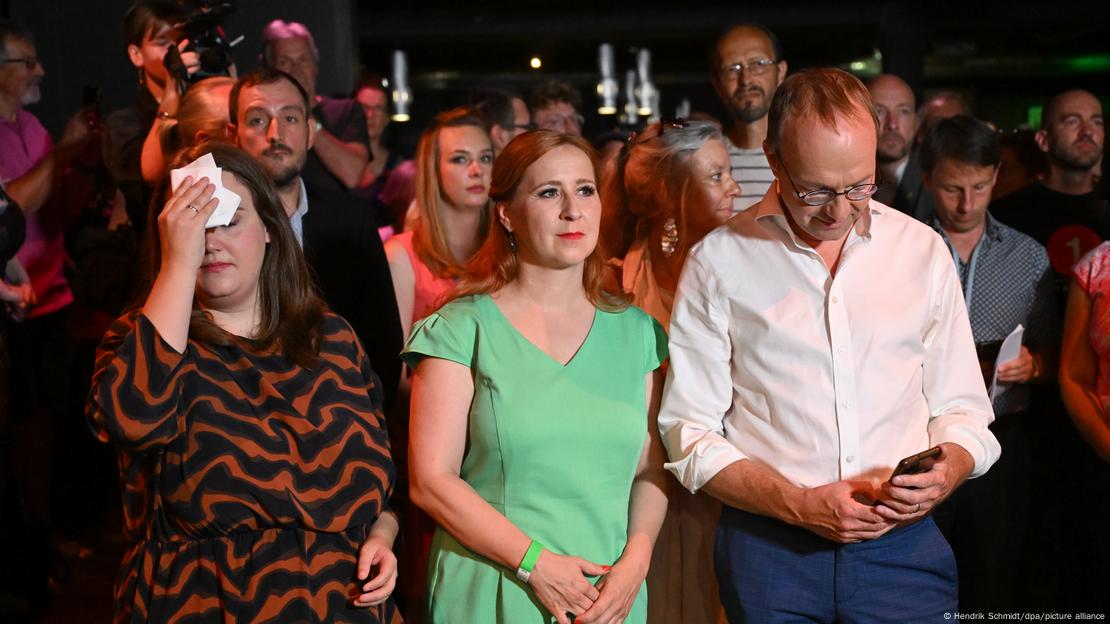 Grüne bei der Wahlparty in Dresden schauen niedergeschlagen