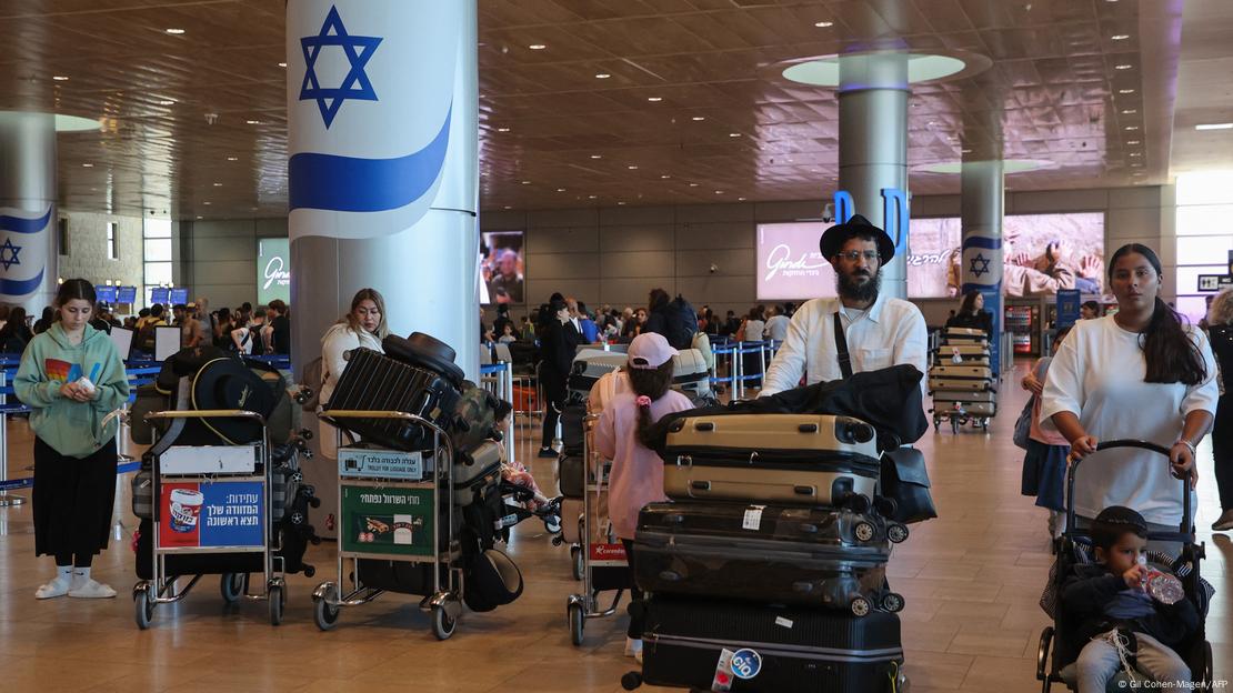 Passageiros aguardam no Aeroporto Ben Gurion, em Tel Aviv, durante uma greve geral